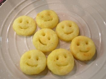 step8: 燒熱油鍋，以中小火炸至表面微金黄即可取出瀝油分。