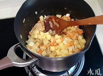 step2: 煙肉碎炒出油至焦脆，盛起備用 ； 洋蔥炒至轉色後，再加入甘筍、薯粒和麵粉，炒至均勻