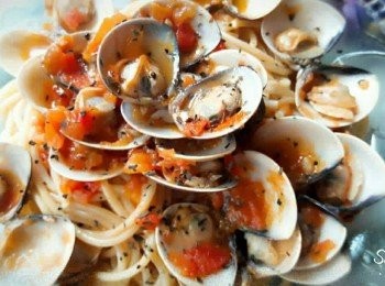 step4: 把煮好的蕃茄蛤蜊倒到已煮好的意大利麵上 , 再灑上少許羅勒增色