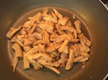 step4: 原鍋放少許豬油爆香蒜頭後，加少許紅蔥酥炒香菜脯，用少許糖略炒後再加少許薄鹽醬油嗆炒即可。