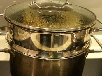 step5: 緊密蓋上，細火蒸約1hr45mins-2小時，下面煲仔不宜加太多水以免浸住上層瓜的底部
cover tight，steam 1hr45mins to 2hours in low heat, do not add a lot of water in the base pot to avoid water soaking the squash on the top