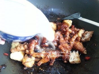 step10: 加入生粉水蓋上蓋用中火煮10分鐘至半收汁