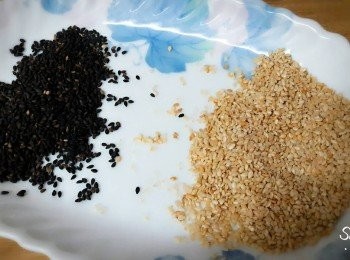step4: 準備二種芝麻 , 把飯糰側面沾上芝麻