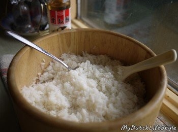 step1: 煮好一大鍋壽司米(3杯米約8條壽司)，邊冷卻邊加入適量壽司醋提味!