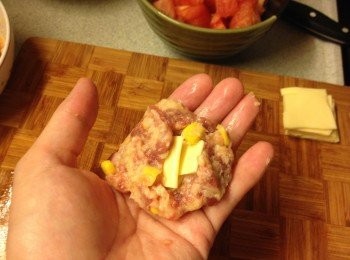 step5: 用手拿出部分免治肉, 輕輕按平後放入芝士, 再將周圍的免治肉包起