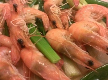 step1: 先把蝦子洗淨，再把蝦鬚太長的剪掉，倒入橄欖油，先把切好的薑片放入鍋子爆薑，等香氣出來時再把蝦子放入鍋中，