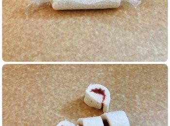 step7: 然後卷成一條用保鮮紙包好定型，數分鐘後便可切件，用長竹籤頭尾拮半粒士多啤梨和方包串起成一串便完成
