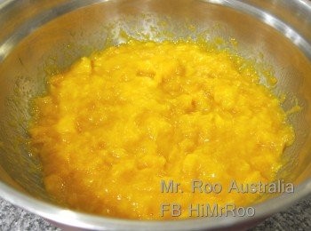 step3: 5. Hea完的魚膠粉用茶隔/小篩隔走固體粒粒, 魚膠粉水同芒果奶溝埋
6. 攪均
7. 分杯/盒/碗/成盆隊入雪櫃
8. 雪2-3小時後, 拎出來fing下佢, 如果成舊跌出來就即係成形了, 如果係瀉出來即係未成形,
9. 如果fing左落地sorry