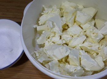 step4: 量好沙糖，忌廉芝士放入大碗中切細