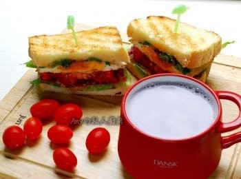 step8: 依序將吐司片及生菜,蕃茄,荷包蛋,火腿片...搭配沙拉醬組合成三明治。飲品:將自製的桑椹濃縮果汁加入鮮奶中,就變成桑椹牛奶。