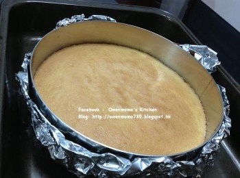 step1: 清蛋糕一片，片去面層，置8吋慕絲圈中（用錫紙封底）