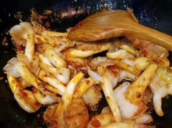 step2: 汁料爆香後，加入秀珍菇略炒，令菇身包滿醬汁。