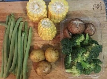 step2: 先煮ㄧ鍋水燙蔬菜用，同時開始處理蔬菜，西蘭花先將較老的皮去除；四季豆也要先將頭尾「撕」掉；甜玉米切塊；小馬玲薯刷洗乾淨；鮮香菇將蒂頭切平。