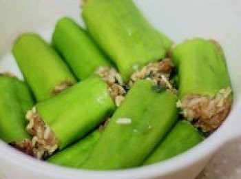 step4: 把調好的肉餡塞入辣椒裡。