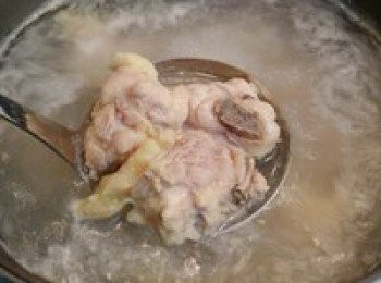 step1: 先把雞腿連皮一起剁成小塊，在鍋中添水至約七分滿，水開後將雞肉塊放入鍋中，大火將水燒開，此時會煮出很多血沫，用勺子將其撇乾淨。