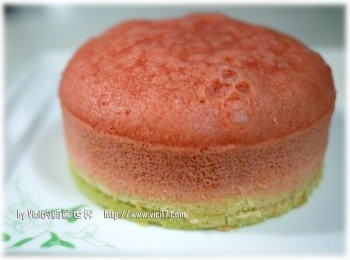 step6: 時間到時，可用竹籤插入蛋糕到底後再抽出，如果竹籤乾的表示全好了。如果濕的，那就再一次加一至二分的繼續蒸。蒸了後從模具外圍畫一圈即可輕鬆脫模