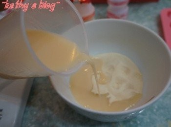 step1: 先準備魚膠粉，然後將益力多1.5支慢慢加入攪均~