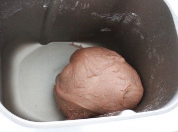 step1: 所有材料，除奶油外，放入攪拌缸。酵母放入麵包機的酵母盒裡。攪拌到擴展階段。盆子抹點橄欖油，麵糰整成圓形放入，蓋上保鮮膜，第ㄧ次發酵，到兩倍大。