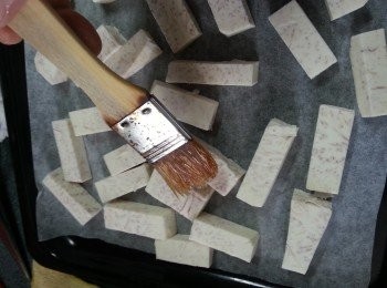 step2: 將芋頭切長條型(最好切大件些少,炒時不會易散),將芋頭放在牛油紙上,掃上一層薄油,預熱焗爐230c5分鐘,先焗8-10分鐘,反轉再焗3-5分鐘取出待用