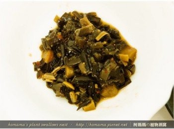 step4: 青檸酸辣黑菇醬自玻璃罐倒出後，用菜刀剁成適當大小。