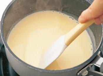 step7: 【製作焦糖巴巴露亞】 一邊攪拌一邊加熱，等稍微變黏稠後熄火。