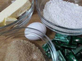 step1: 準備工作 :

*奶油放室溫至軟
*雞蛋從冰箱拿出放室溫
*麵粉過篩
*巧克力剝開放入塑膠袋中敲碎 , 不用敲太碎留一點大塊的
*烤箱180度預熱