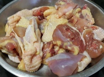 step2: 雞半隻或可用雞肶3隻，斬件後用 1 湯匙鹽醃 1小時後，再沖洗去鹽份，這做法是可另雞肉有一種爽脆效果 。