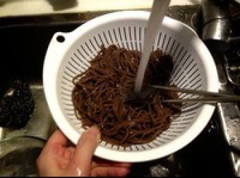 step4: 煮好的麵放入篩盆，用一些冷水降溫（為了健康建議要用純淨水或冷開水）