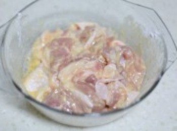 step4: 打入兩隻雞蛋，與澱粉一起翻均勻。