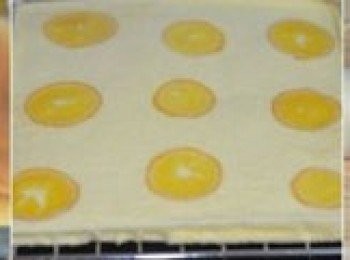 step5: 5放入預熱好175度的烤箱中層，烤15分鐘後取出烤好的蛋糕片輕輕地滑到晾網上先剝開四周的油紙，翻面後將油紙揭掉，讓它稍微涼一下。底部墊一張油紙用擀麵杖輔助著慢慢地將蛋糕捲起來，包好放入冰箱冷藏定型，食用時切片即可。