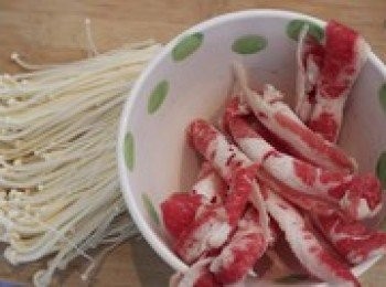 step2: 金菇切去根部洗淨，胡蘿蔔切片