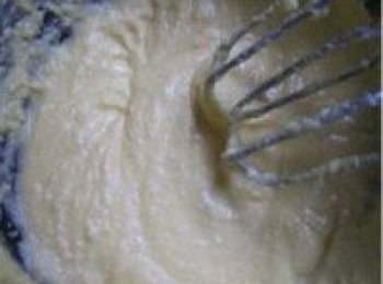 step6: 每一次都必須黃油和雞蛋融合後再加下一次，直到最後全部融合