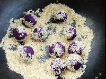 step7: 將團搓好的紫薯球放芝麻中滾一圈，粘上芝麻