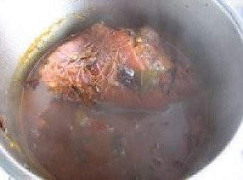 step10: 糖色倒入熬製好的湯鍋裡；放入焯好的豬豬腳，湯要沒過豬腳一點，大火燒開，烹入料酒；轉中火再煮一會。