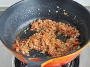 step5: 加入小塊蕃茄，翻炒均勻。