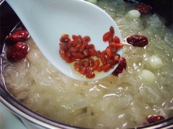 step5: 熄火前再加入事先浸泡的枸杞高梁酒即可