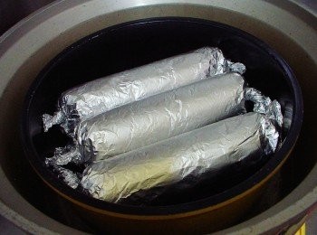 step4: 電鍋外鍋米杯水1杯ˊ按下電源開始蒸煮ˊ
完成略悶5~10鐘取出ˊ錫箔紙不用去除ˊ泡於冰水中冷卻
(這樣雞肉會更Q彈)