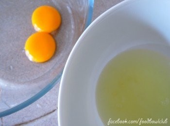 step3: 蛋黄和蛋白分开 *蛋黄 － 加入糖再和蛋黄一起拌匀。之后，加入面粉，拌匀。(加入香草精）