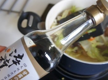 step7: 依序加入調味料觸鍋炒出香氣