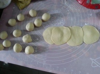 step8: 將麵團分成50g一粒,將粉糰滾圓後再用麵棍搓成圓形一塊皮