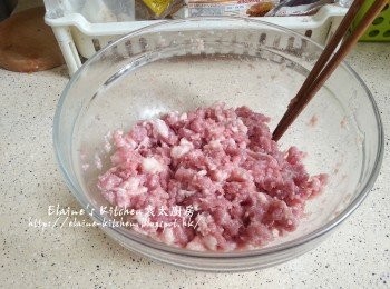step5: 梅頭瘦肉切條再切粒後剁成肉餅狀 , 放入大碗內加入少許鹽及2湯匙水拌勻