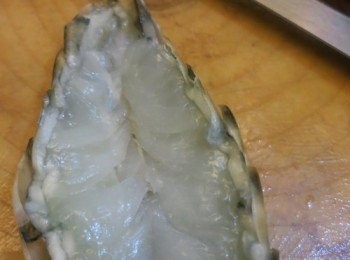 step2: － 剪去蝦腳，中間切開，但不要切斷，瓣開並去腸