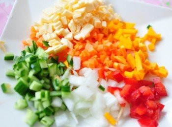 step2: 還有鮮蔬切成細丁狀:小黃瓜、洋蔥、甜椒、紅蘿蔔、南瓜及起司
