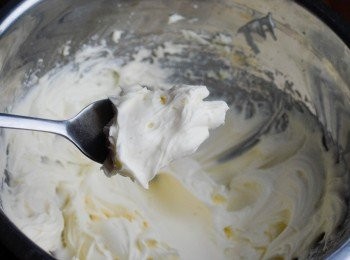 step5: <span class="group_2">忌廉芝士糖霜</span>cream cheese frosting做法：用電動打蛋器打發牛油和忌廉芝士，約一分鐘至非常幼滑，然後加入糖粉拌勻