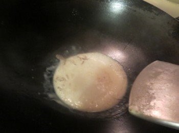 step3: 用牛油爆香紅蔥頭，下鹽，不停兜炒至香氣四溢，注入全脂奶及椰汁，加少许盐味。