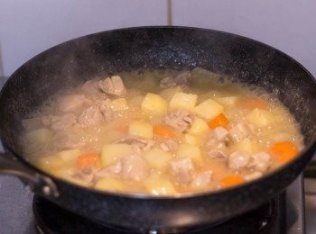 step6: 打開蓋，調到中火，再煮大約 3 - 5 分鐘至汁料濃稠厚身