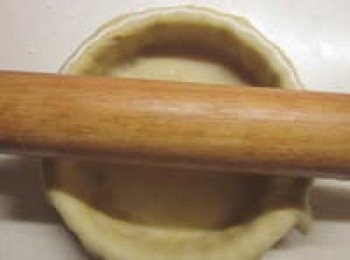 step8: 麵團從冰箱拿出,桿成厚約0.4公分的麵皮,將麵皮貼緊模型後,頂端去除多餘的麵皮,並在上面用叉子戳洞,再鬆弛10分鐘