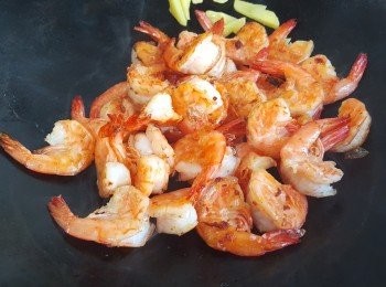 step3: 將蝦加入，每邊煎一會至乾身。