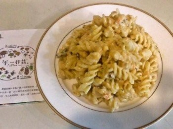 step5: 最後將醬汁淋在螺旋麵上，攪拌均勻後，灑上黑胡椒粒來點綴。