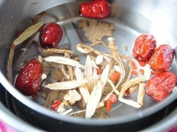 step3: 由於魚肉肉質易熟，所以先備鍋及適量的水放入中藥材先燉煮(外鍋約200cc)至電源跳起